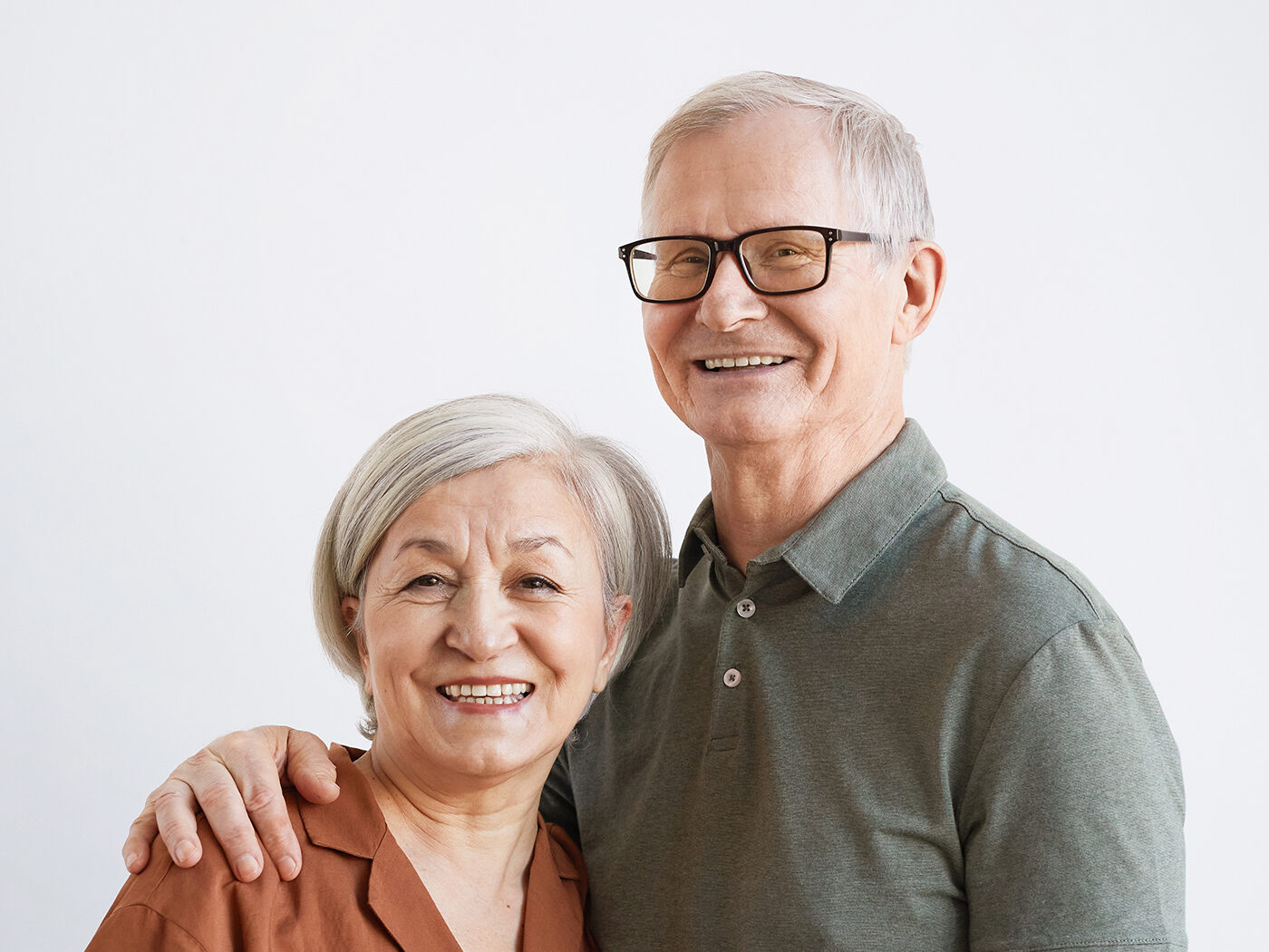 Portrait eines älteren glücklichen Paares, das in ihrer Selbsthilfegruppe den Job des Unternehmers hat.